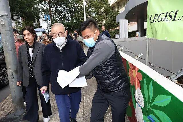 甘比、刘銮雄同框，家庭地位反转！她不背爱马仕，织毛衣做自己（组图） - 5
