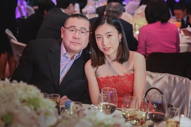 甘比、刘銮雄同框，家庭地位反转！她不背爱马仕，织毛衣做自己（组图） - 22