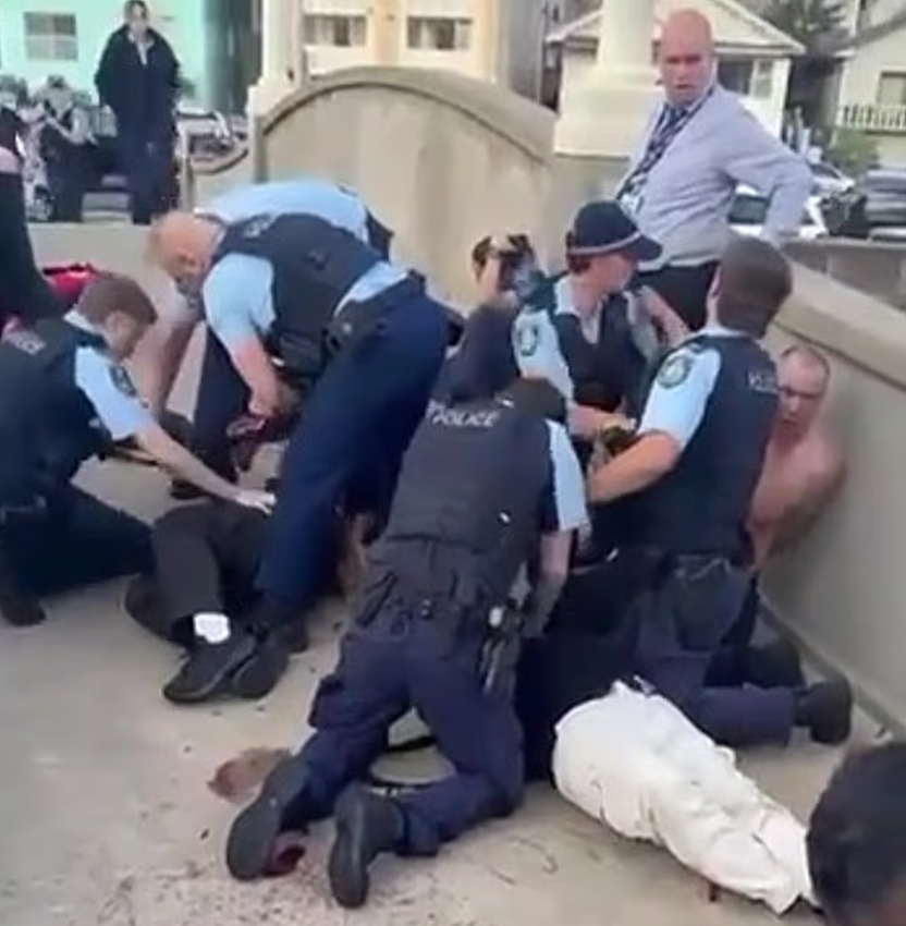16死40伤！悉尼海滩爆无差别屠杀；黑衣人常春藤名校扫射，2死9伤；特朗普发声（视频/组图） - 8