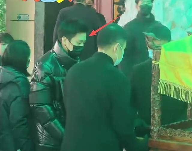 何晴儿子捧骨灰现身,自曝母亲临终很安详,在她最爱的下雪天离世(组图) - 9