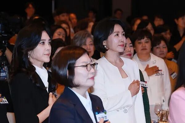 55岁三星大公主笑傲豪门，儿子横扫韩国“清北”，新继承者之战才刚开始？（组图） - 13