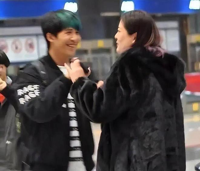 大张伟和老婆腻歪，当一个42岁叛逆“小娇夫”，终为爱向催生低头（组图） - 1