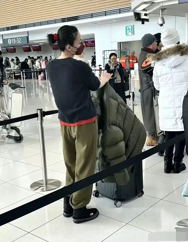 55岁王菲登机安检照疯传，素颜状态惊艳（组图） - 3