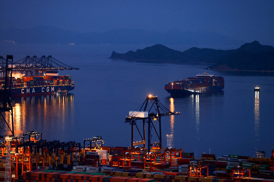 美国特种作战小组登船扣押自中国运往伊朗货物(图) - 1