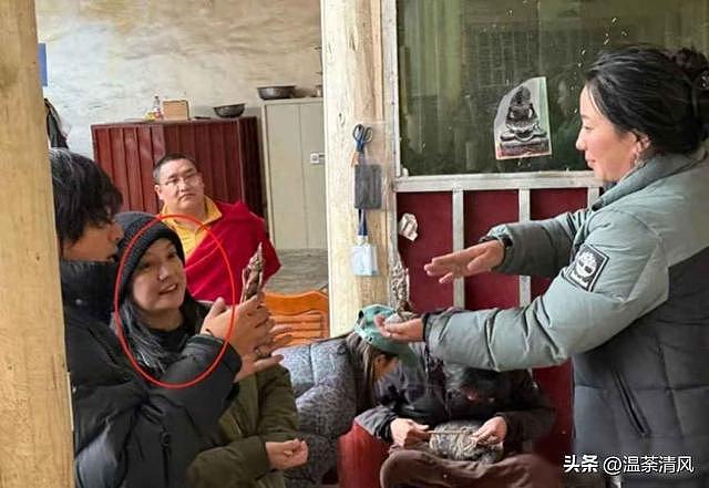 49岁赵薇脸颊凹陷沧桑得认不出！今低调和网友合影，再无往日明媚（组图） - 3