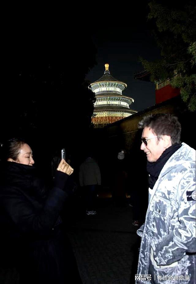 巩俐和77岁“法拉利”老公甜蜜逛北京,依偎互拍,热恋情侣般年轻(组图) - 4