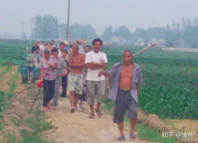 湖南女子“砸路”事件冲上热搜：为什么有的地方一直富不起来（组图） - 12