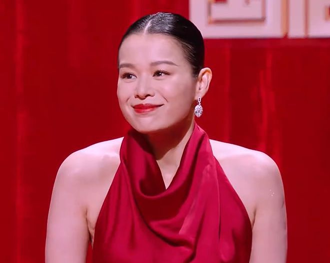 国剧盛典红毯星光黯淡，全靠中年女星撑场，生图显出她们真实状态（组图） - 15