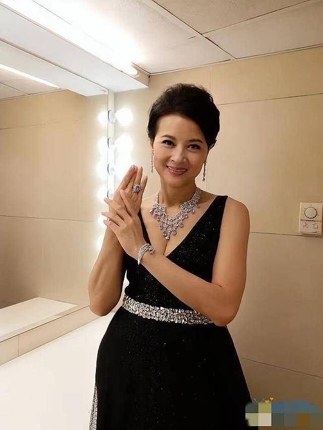 亚姐冠军疑似有黄昏恋？曾被前夫家暴，离婚后独自养大儿女（组图） - 5