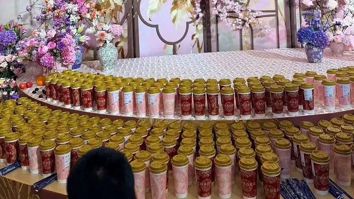 600亿强强联姻！霸王茶姬创始人与“光伏女神”办婚礼，婚礼现场全是奶茶（组图） - 2