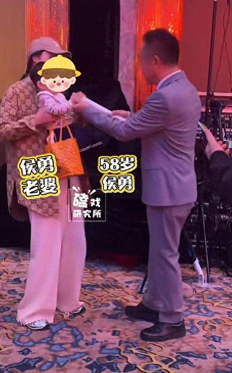 58岁侯勇老来得子！携小20岁三婚妻子亮相澳门，抱1岁儿子笑开花（组图） - 1