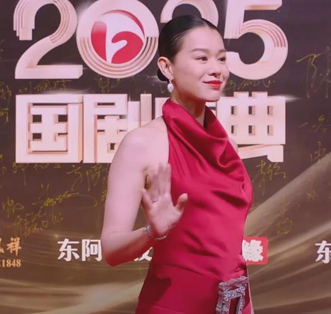 国剧盛典红毯星光黯淡，全靠中年女星撑场，生图显出她们真实状态（组图） - 11