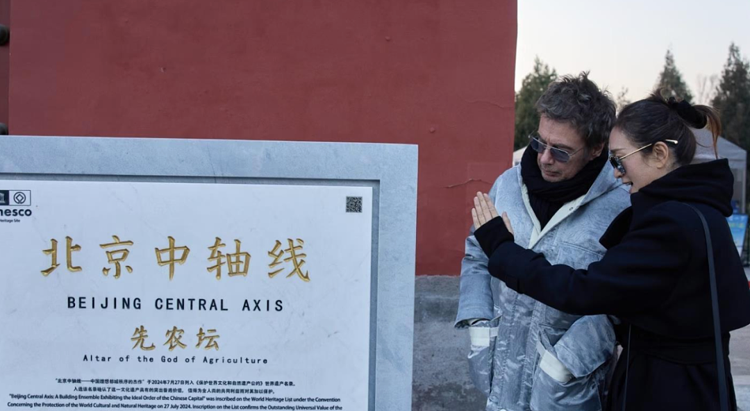 美得炸街,帅到离谱! 59岁巩俐手挽77岁“法拉利“老公逛北京, 依偎互动全网刷屏(组图) - 3