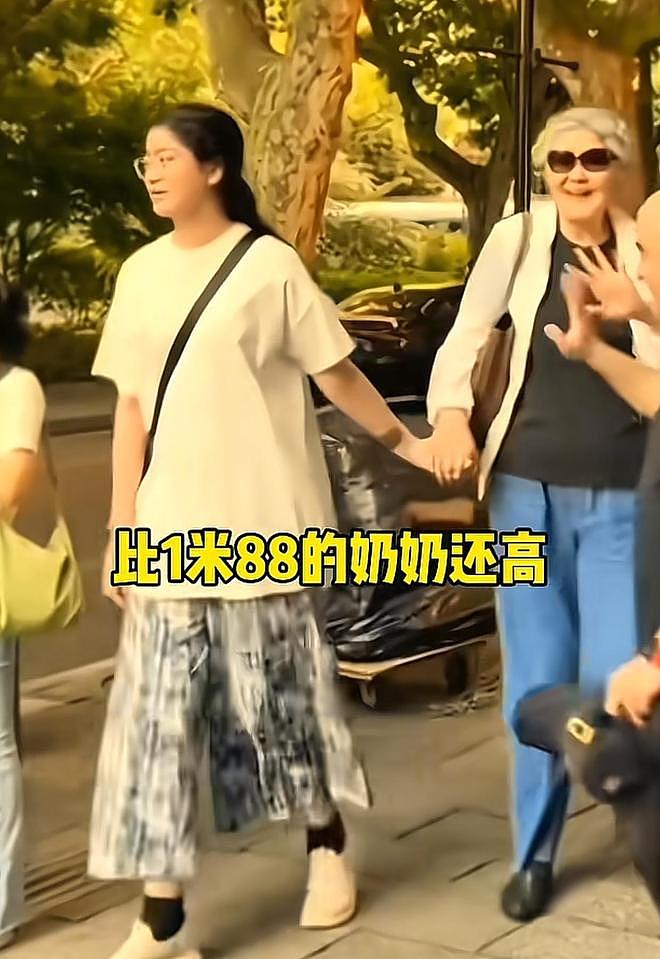 姚明携15岁女儿姚沁蕾亮相，1米9的女儿沉稳大方，一口流利英语为爸爸担任翻译（视频/组图） - 4