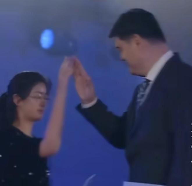 姚明携15岁女儿姚沁蕾亮相，1米9的女儿沉稳大方，一口流利英语为爸爸担任翻译（视频/组图） - 13