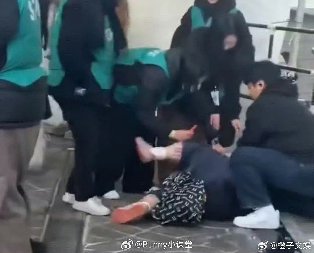 G-Dragon首尔演唱会，持黄牛票中国粉丝遭暴力压制强行剪票（视频/组图） - 3