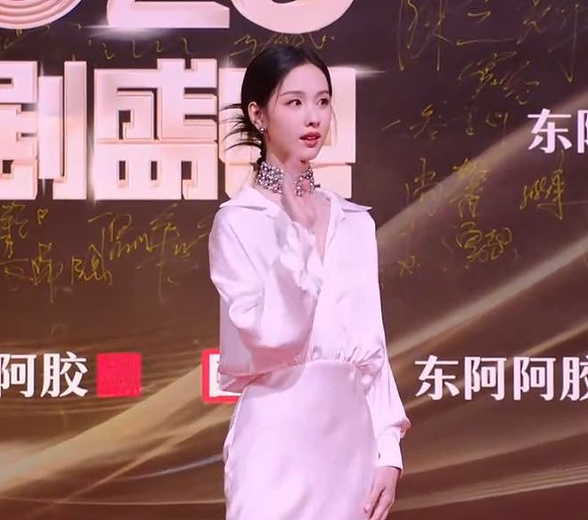 国剧盛典红毯星光黯淡，全靠中年女星撑场，生图显出她们真实状态（组图） - 12