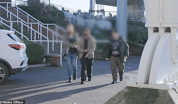 又一国出手!圣诞市集突遭突袭,多名中国人被捕,5人面临遣返(组图) - 2