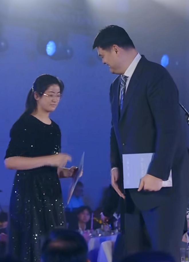 姚明携15岁女儿姚沁蕾亮相，1米9的女儿沉稳大方，一口流利英语为爸爸担任翻译（视频/组图） - 9