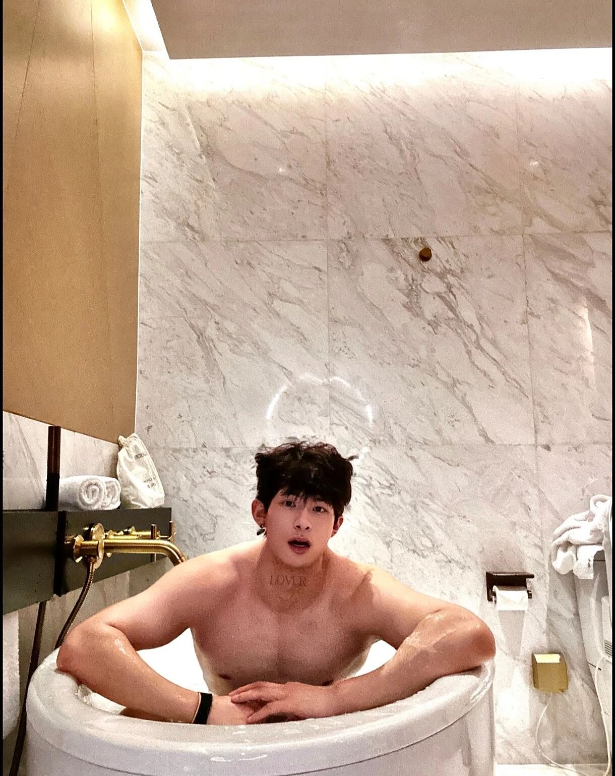 【帅哥】185腹肌擦边男,无法直视!网友辣评:找不出一张正经的照片...(组图) - 6