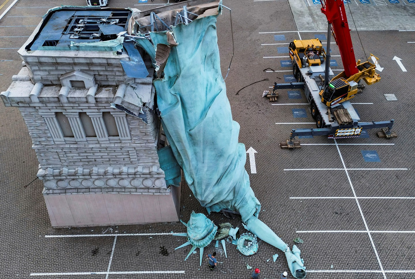 巴西自由女神像遭遇强风吹袭,24米高建筑物瞬间倒塌(视频/组图) - 1