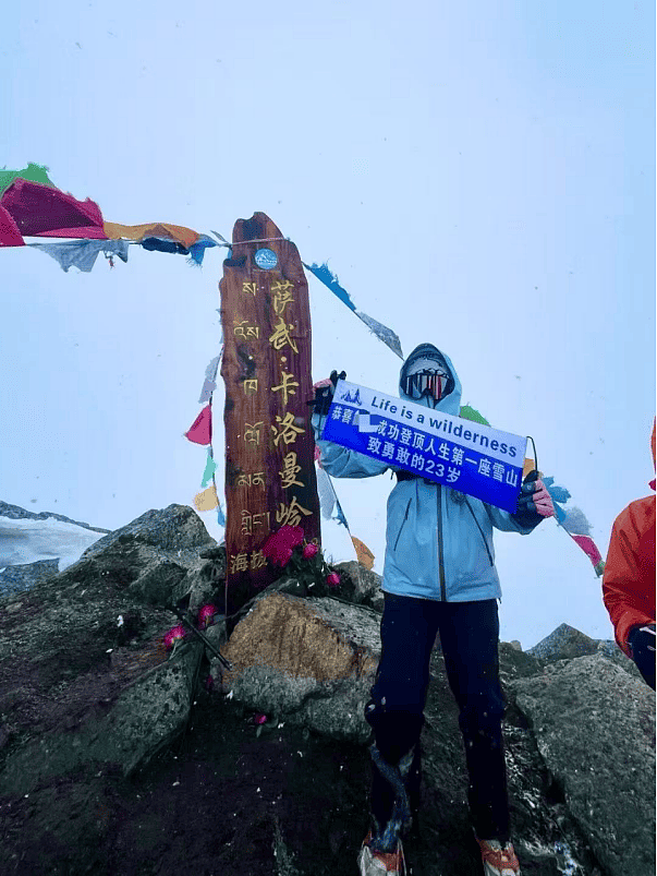 为给大学生拍登顶照片，川西向导从5300米雪山坠亡（组图） - 3