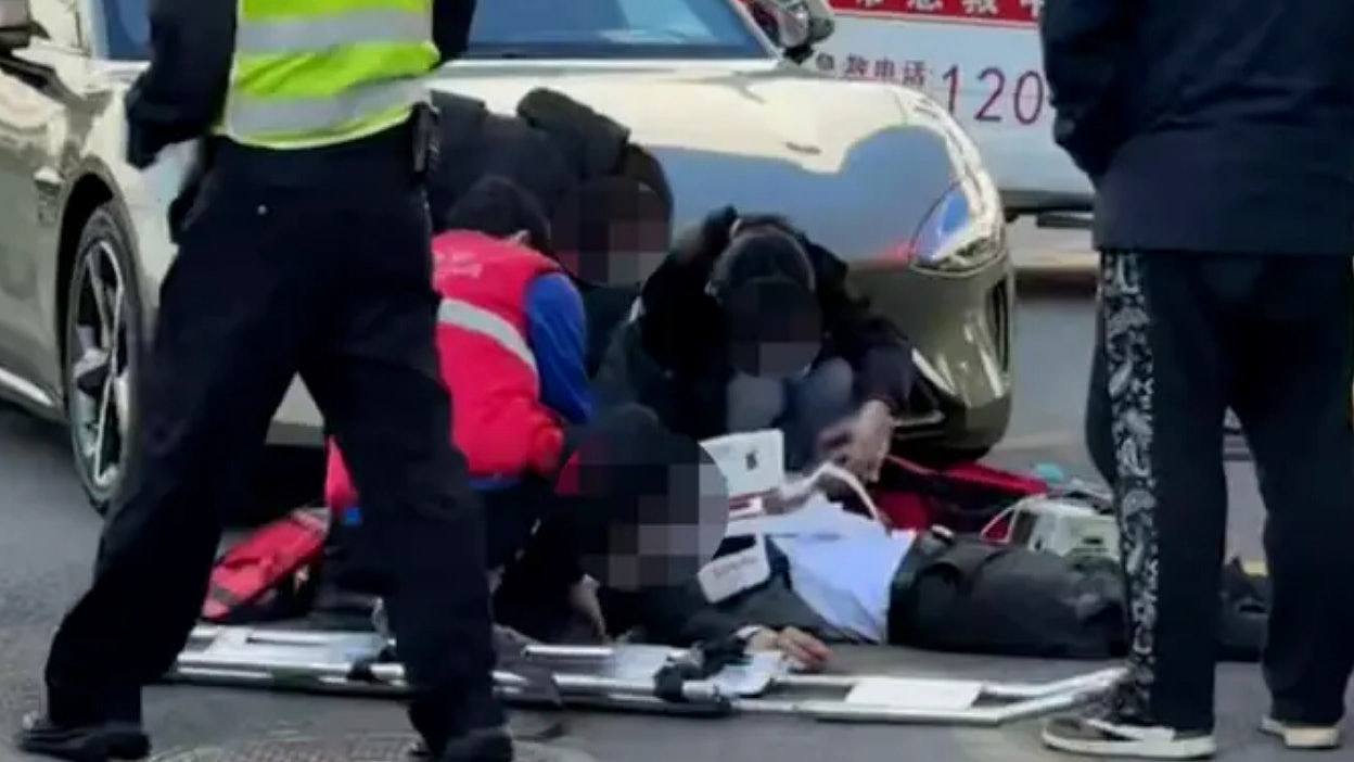 提车即出事！杭州小米新车未出园区撞人，目击者：倒车时突加速（组图） - 1