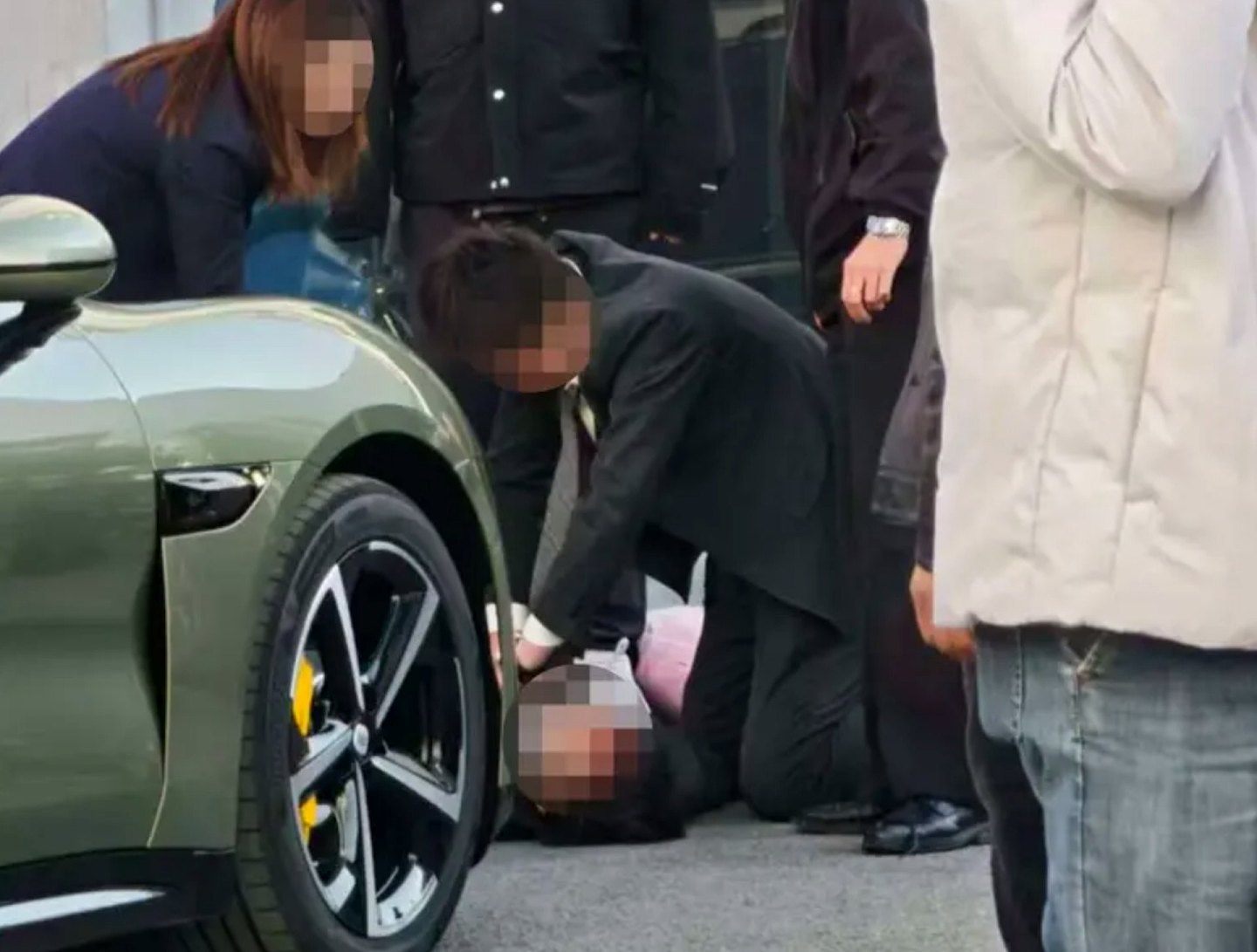 提车即出事！杭州小米新车未出园区撞人，目击者：倒车时突加速（组图） - 3