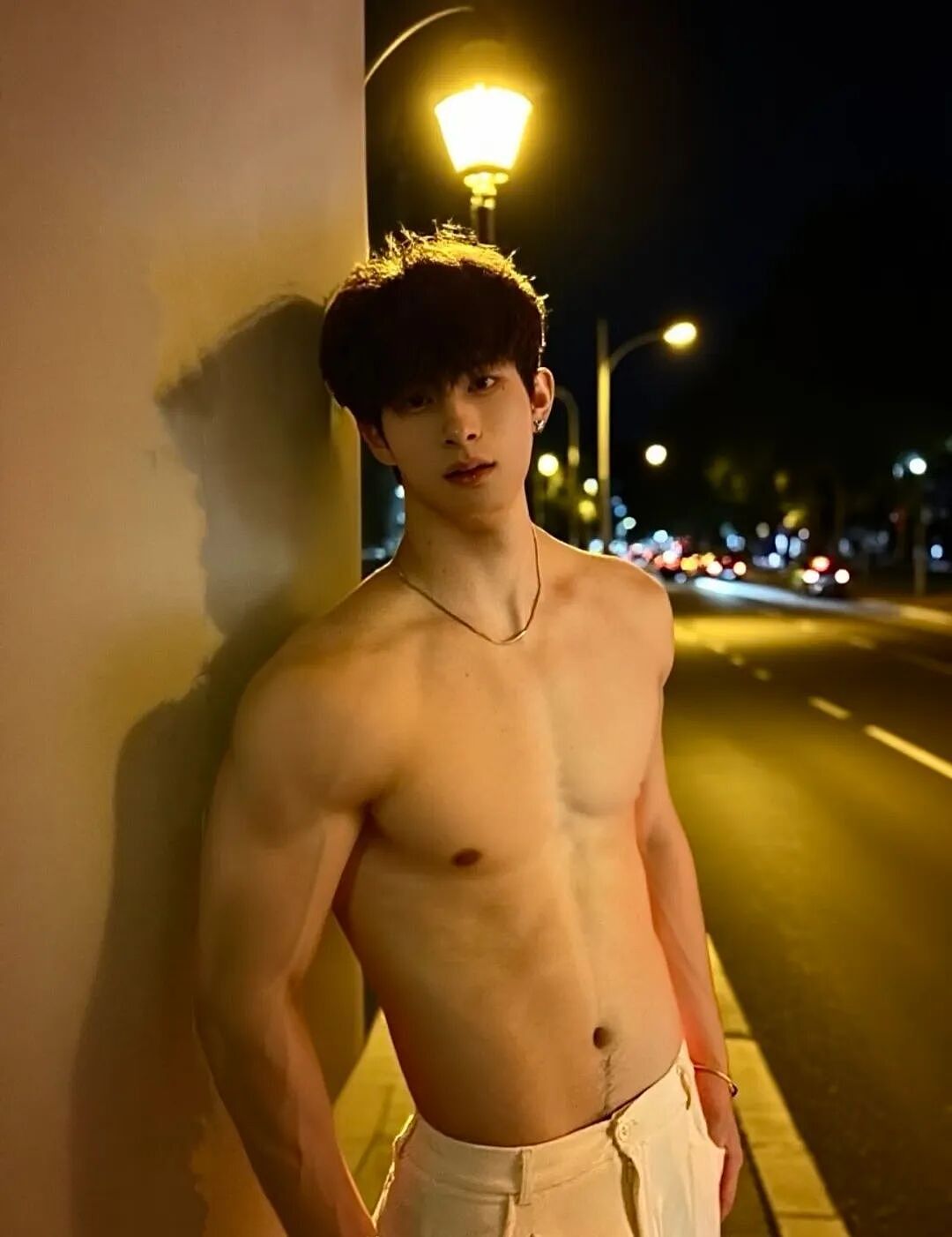 【帅哥】185腹肌擦边男,无法直视!网友辣评:找不出一张正经的照片...(组图) - 8