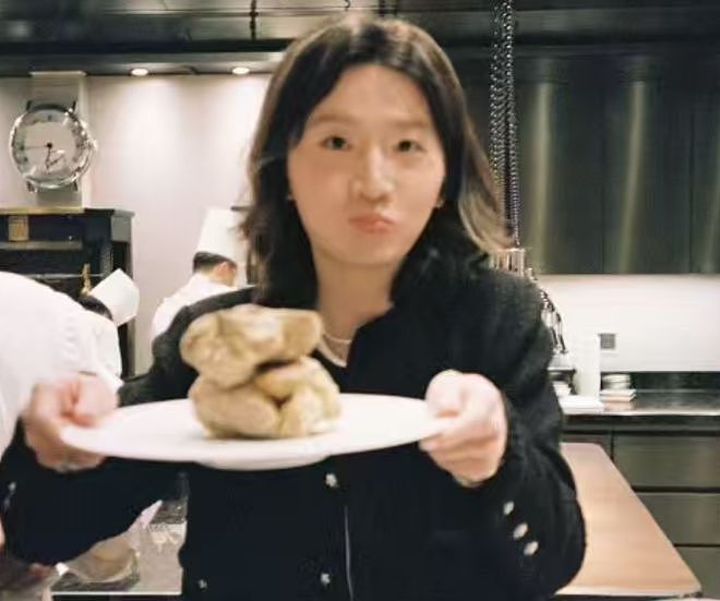 好利来大公子穿女装惹争议！自称是妹妹点赞网友评论，承认变女人（组图） - 4