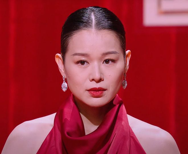 国剧盛典红毯星光黯淡，全靠中年女星撑场，生图显出她们真实状态（组图） - 1