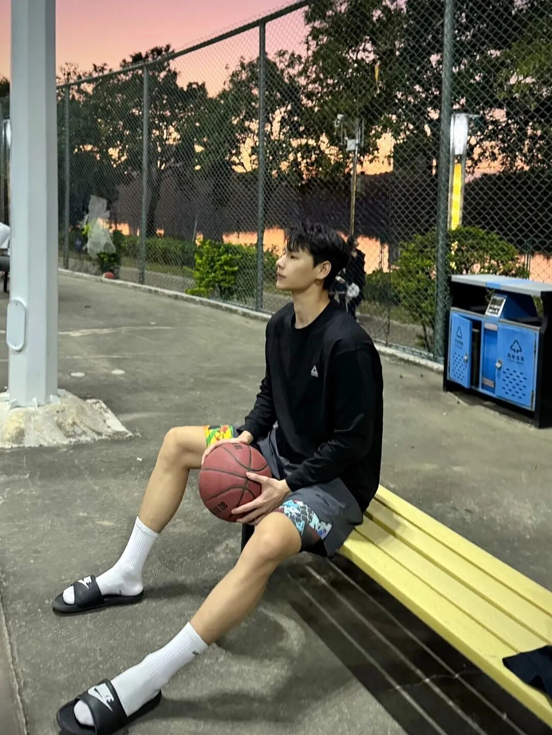 【帅哥】188cm白皮篮球体育生，白袜焊在脚上？腿比命长发育的真好....（组图） - 7