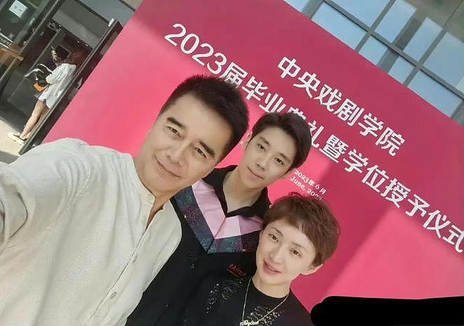 两个不舍：离别时何晴拉儿子手不想放开，许何抱紧骨灰盒不舍分开（组图） - 12