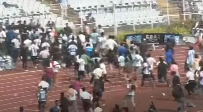 露面10分钟紧急撤!梅西印度行失控:6万球迷怒砸球场(组图) - 4
