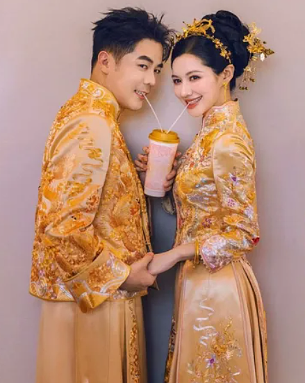 600亿强强联姻！霸王茶姬创始人与“光伏女神”办婚礼，婚礼现场全是奶茶（组图） - 1