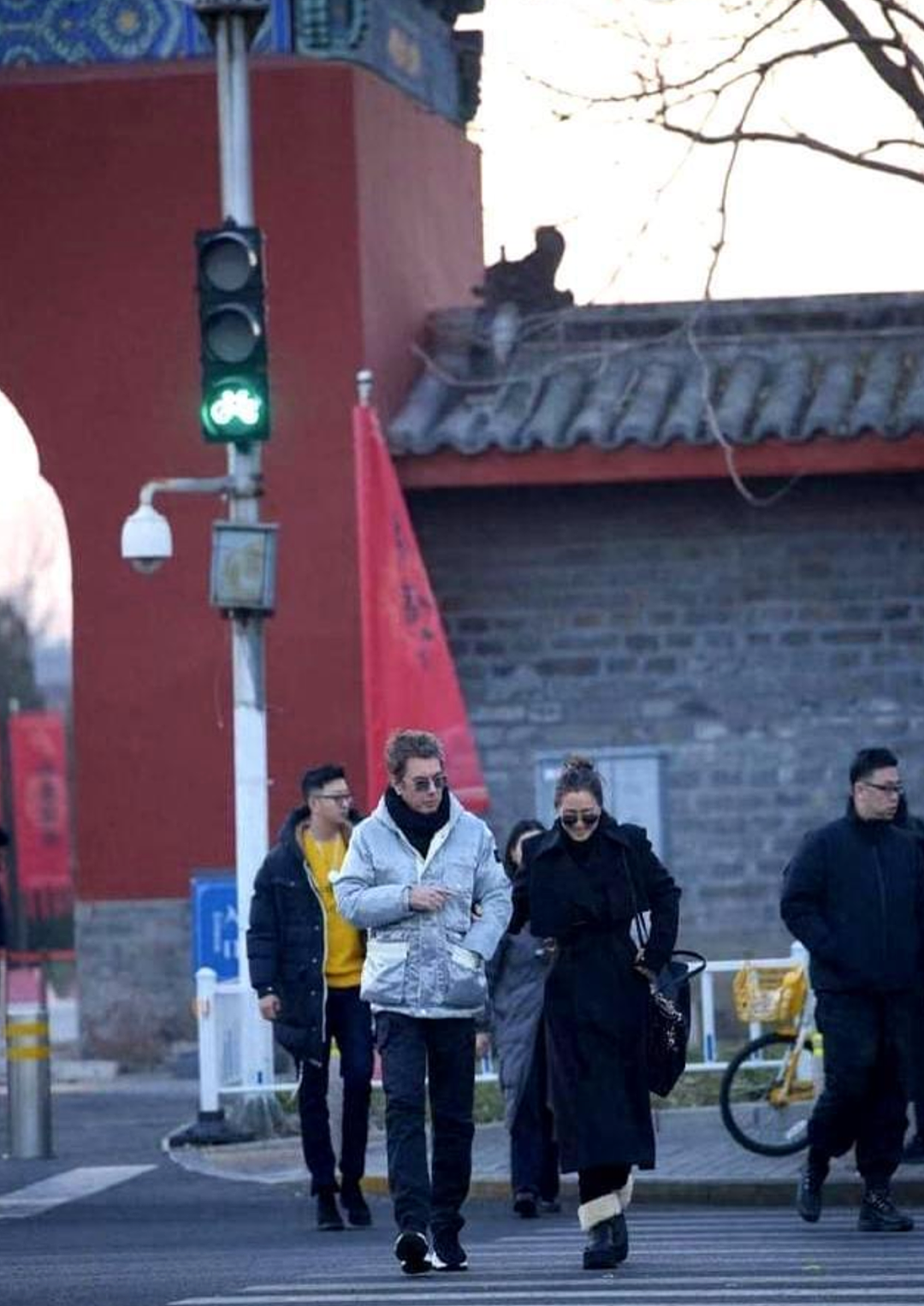 美得炸街,帅到离谱! 59岁巩俐手挽77岁“法拉利“老公逛北京, 依偎互动全网刷屏(组图) - 1