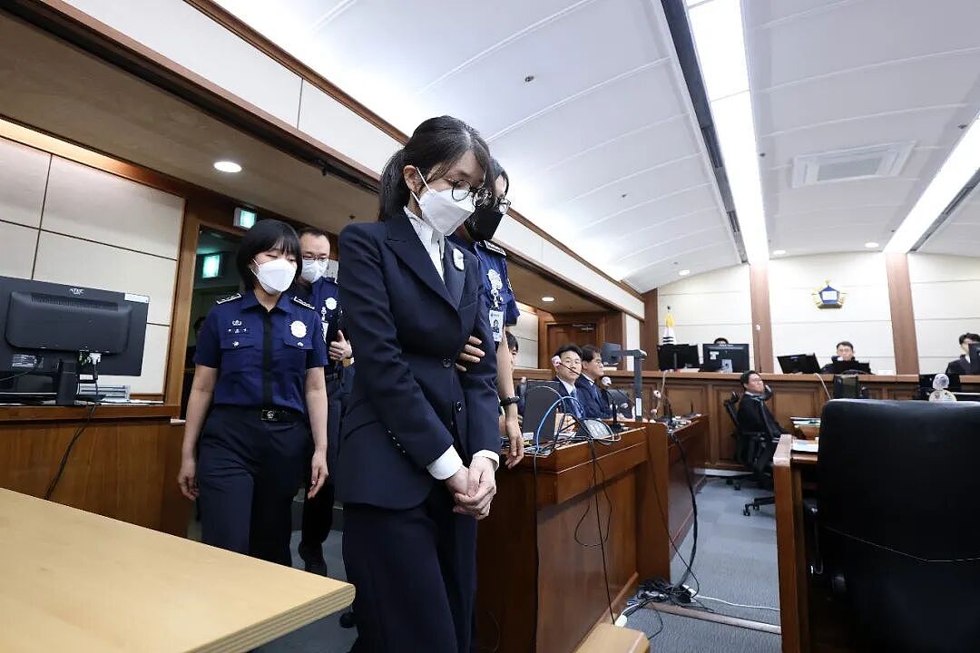 准备锥子、铁锤等工具企图对30多人动刑！尹锡悦宣布戒严当晚，金建希与其激烈争吵：因为你全搞砸了（组图） - 2