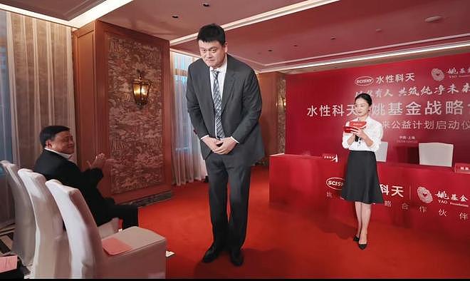 姚明携15岁女儿姚沁蕾亮相，1米9的女儿沉稳大方，一口流利英语为爸爸担任翻译（视频/组图） - 3
