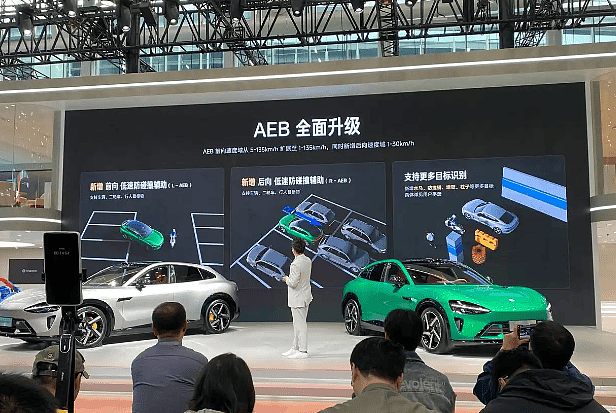 风暴中心的“小米汽车”:小米交付中心发生车祸(组图) - 3