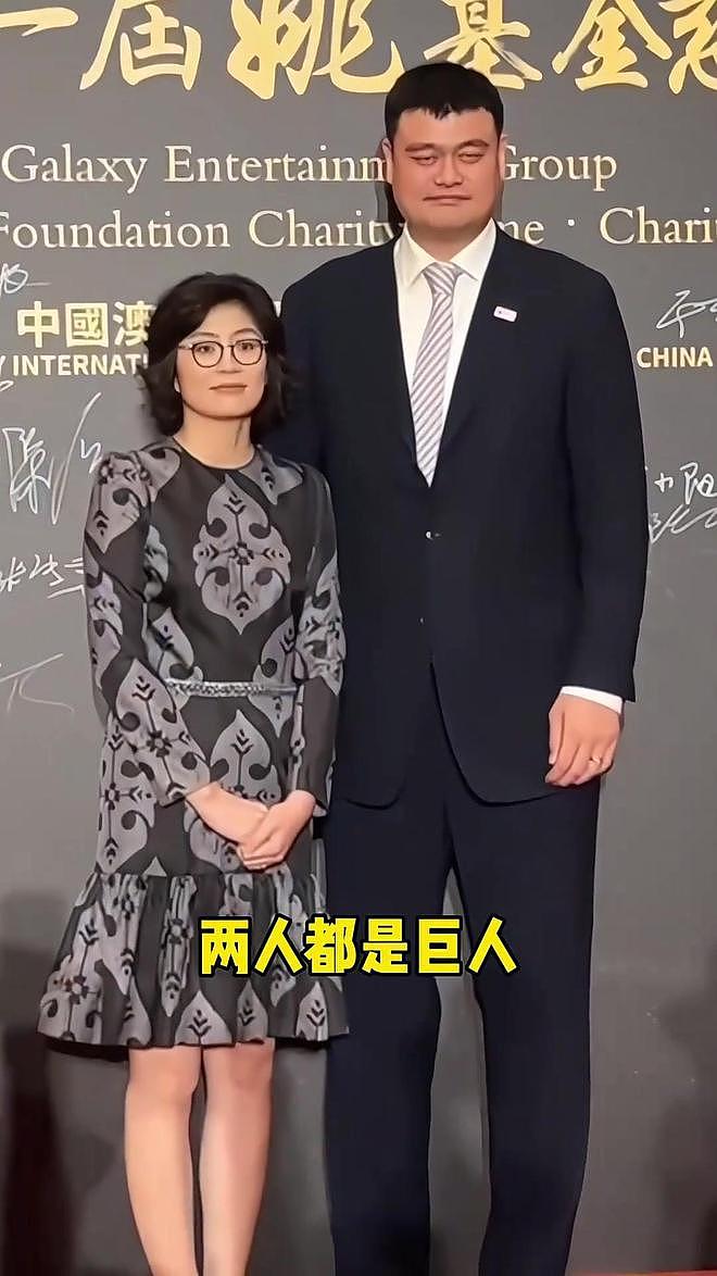 姚明携15岁女儿姚沁蕾亮相，1米9的女儿沉稳大方，一口流利英语为爸爸担任翻译（视频/组图） - 10