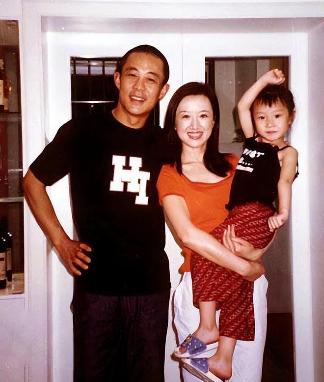 58岁侯勇老来得子！携小20岁三婚妻子亮相澳门，抱1岁儿子笑开花（组图） - 8