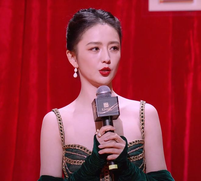 国剧盛典红毯星光黯淡，全靠中年女星撑场，生图显出她们真实状态（组图） - 6