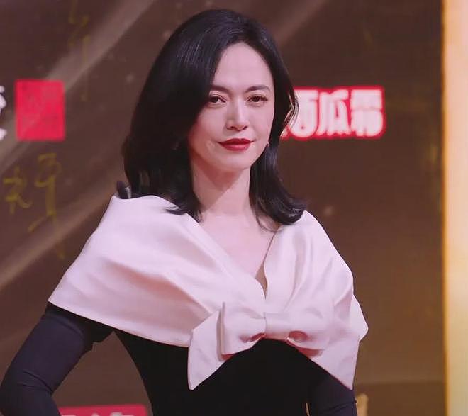 国剧盛典红毯星光黯淡，全靠中年女星撑场，生图显出她们真实状态（组图） - 8