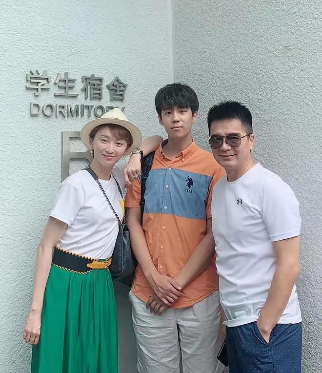 两个不舍：离别时何晴拉儿子手不想放开，许何抱紧骨灰盒不舍分开（组图） - 13