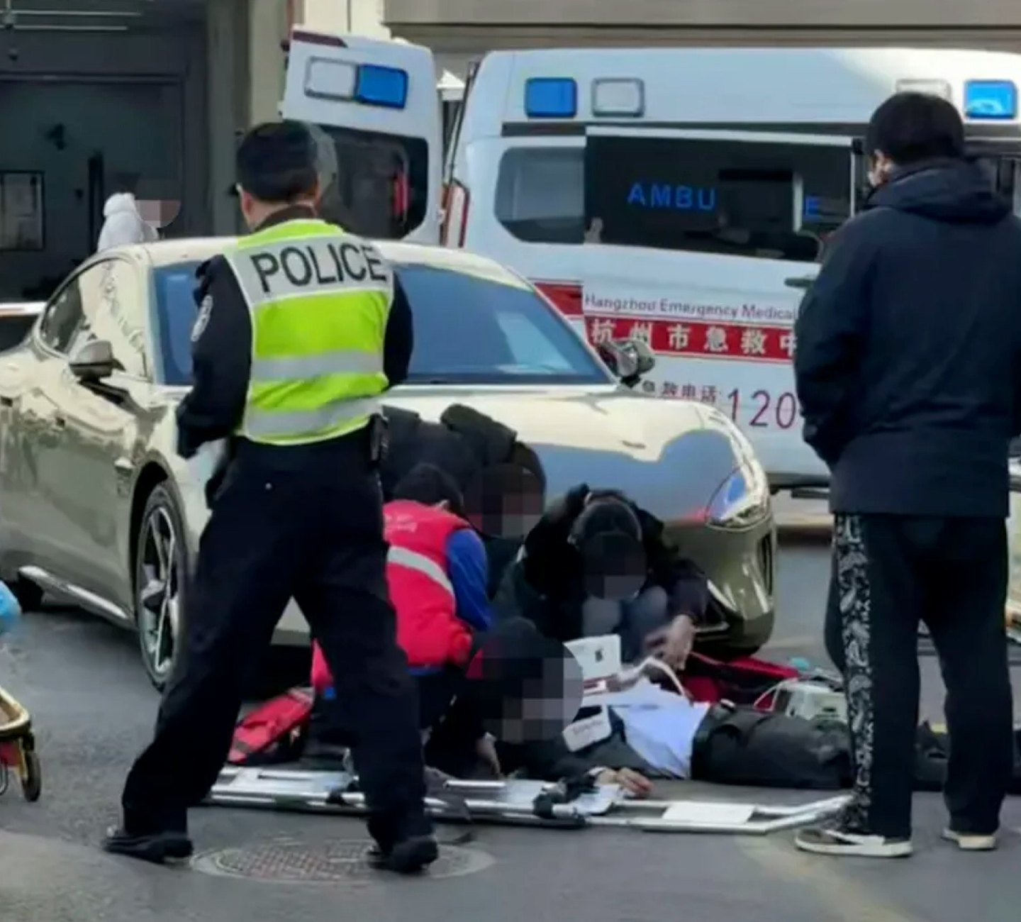提车即出事！杭州小米新车未出园区撞人，目击者：倒车时突加速（组图） - 2