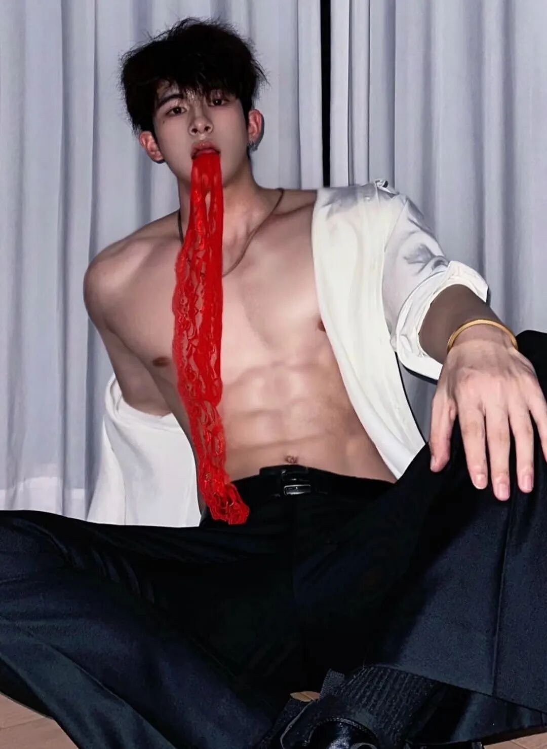 【帅哥】185腹肌擦边男,无法直视!网友辣评:找不出一张正经的照片...(组图) - 16