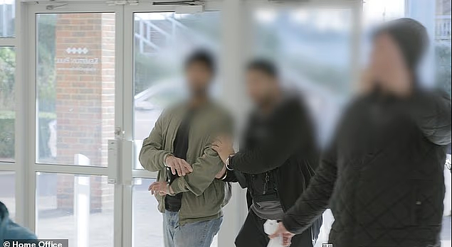 又一国出手!圣诞市集突遭突袭,多名中国人被捕,5人面临遣返(组图) - 3