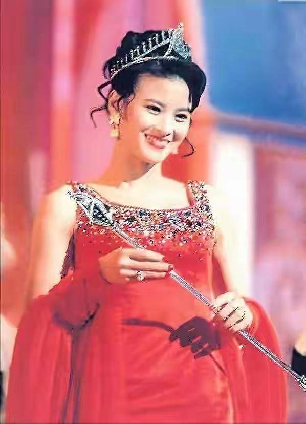 亚姐冠军疑似有黄昏恋？曾被前夫家暴，离婚后独自养大儿女（组图） - 3