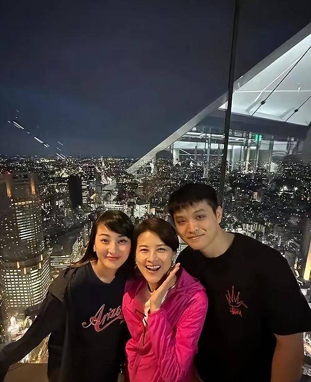 亚姐冠军疑似有黄昏恋？曾被前夫家暴，离婚后独自养大儿女（组图） - 9