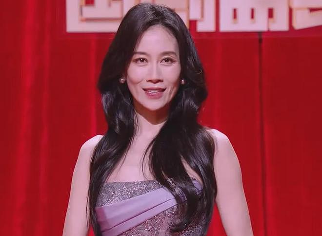 国剧盛典红毯星光黯淡，全靠中年女星撑场，生图显出她们真实状态（组图） - 25